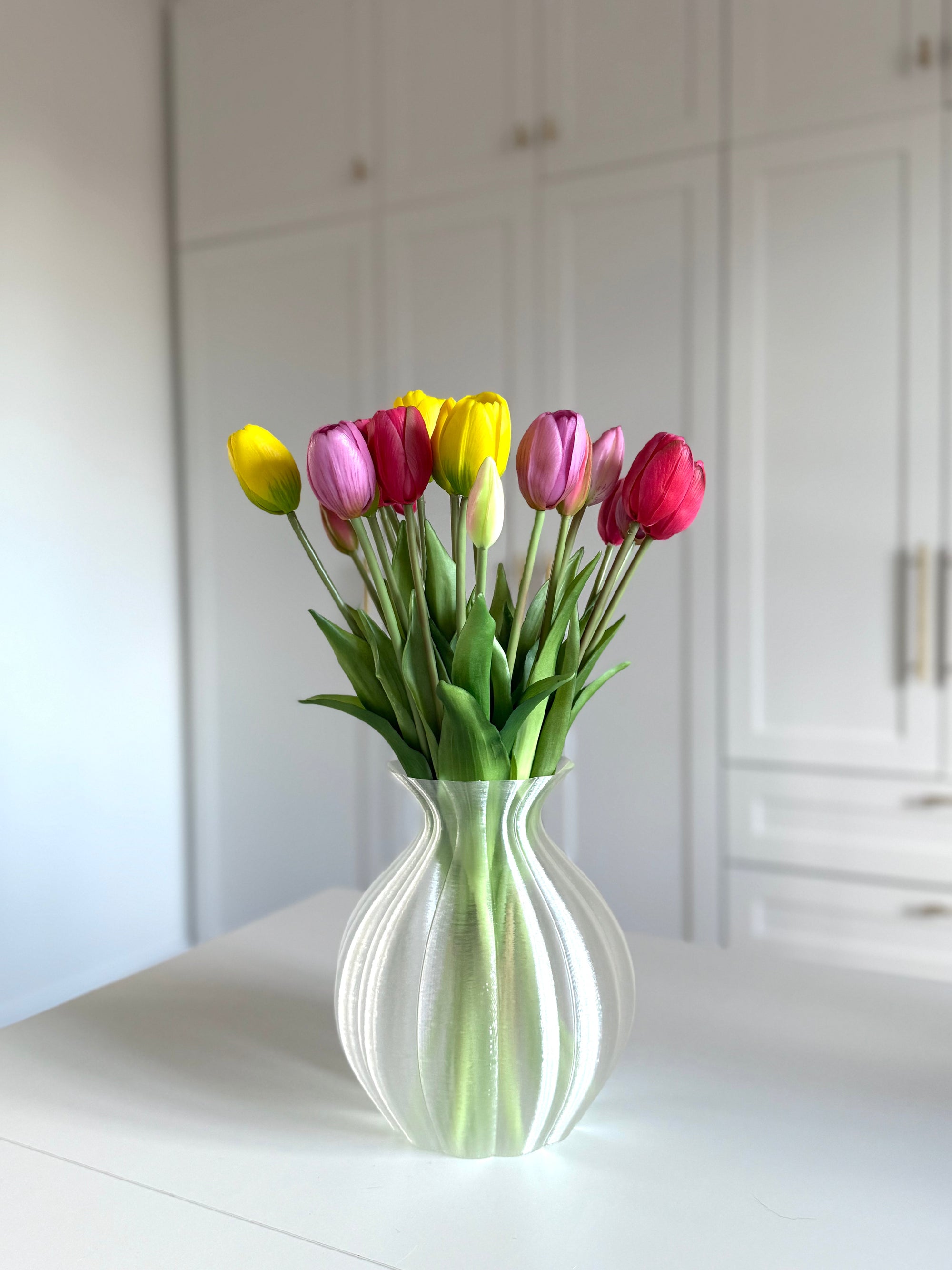 Hvilke materialer bruges til at fremstille kunstige blomster?